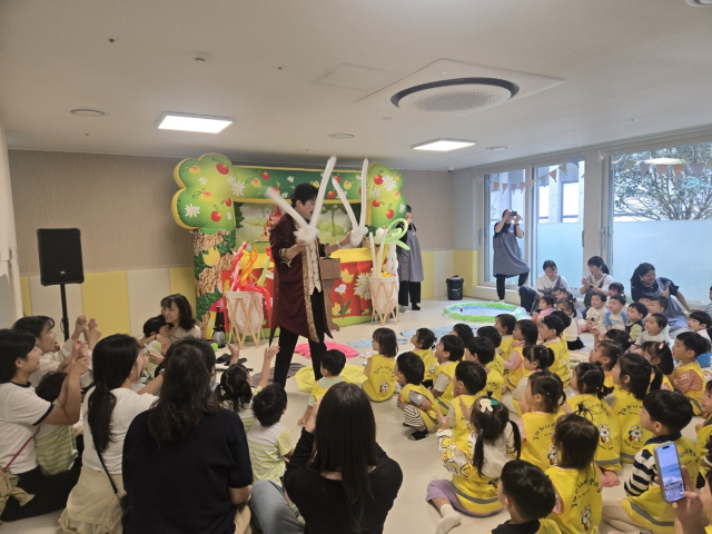 30일 국공립 어린이집 3곳의 원아들을 대상으로 진행된 버블쇼와 마술쇼 특별 프로그램.