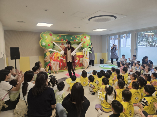 30일 국공립 어린이집 3곳의 원아들을 대상으로 진행된 버블쇼와 마술쇼 특별 프로그램.