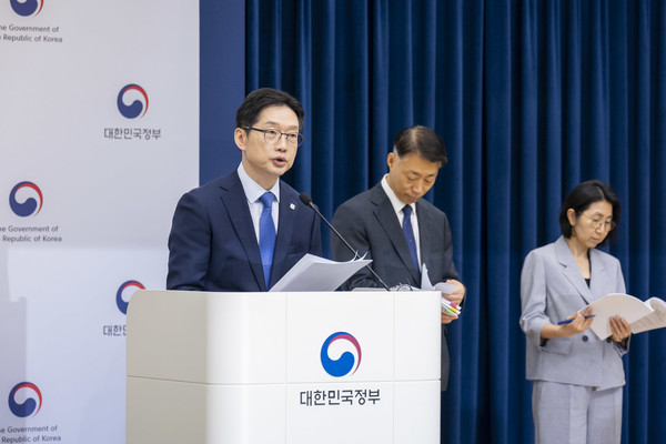 김경수 지방시대위원회장이 30일 정부세종청사 중앙동 브리핑룸에서 5극3특 전략 설계도 확정 관련 브리핑을 하고 있다.지방시대위원회 제공.