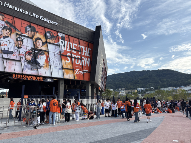 30일 대전한화생명볼파크에서 ‘2025 신한 SOL뱅크 KBO리그’ 한화이글스와 롯데자이언츠의 경기가 치러지는 가운데 팬들이 입장을 기다리고 있다. 사진=김세영 기자