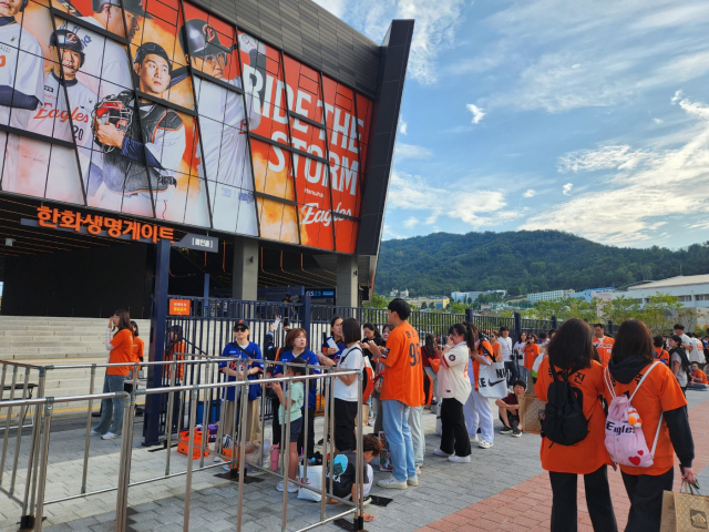 30일 대전한화생명볼파크에서 ‘2025 신한 SOL뱅크 KBO리그’ 한화이글스와 롯데자이언츠의 경기가 치러지는 가운데 팬들이 입장을 기다리고 있다. 사진=김지현 기자