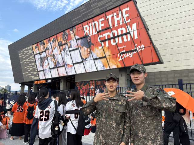 30일 대전한화생명볼파크에서 ‘2025 신한 SOL뱅크 KBO리그’ 한화이글스와 롯데자이언츠의 경기가 치러지는 가운데 이정일(22) 씨와 그의 친구가 입장을 기다리고 있다. 사진=김세영 기자