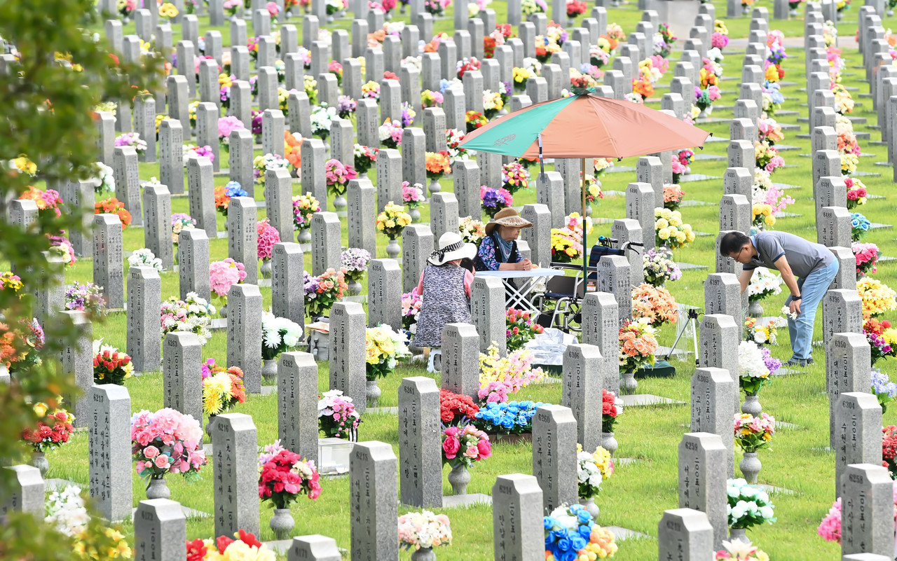 추석 연휴를 앞둔 30일 국립대전현충원 묘역을 찾은 시민들이 성묘를 하고 있다. 김주형 기자 kjh2667_@cctoday.co.kr