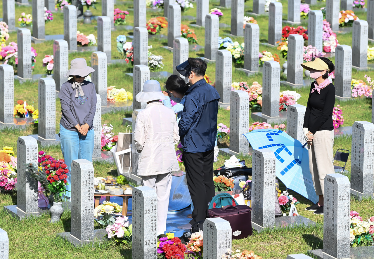 추석 연휴를 앞둔 30일 국립대전현충원 묘역을 찾은 시민들이 성묘를 하고 있다. 김주형 기자 kjh2667_@cctoday.co.kr
