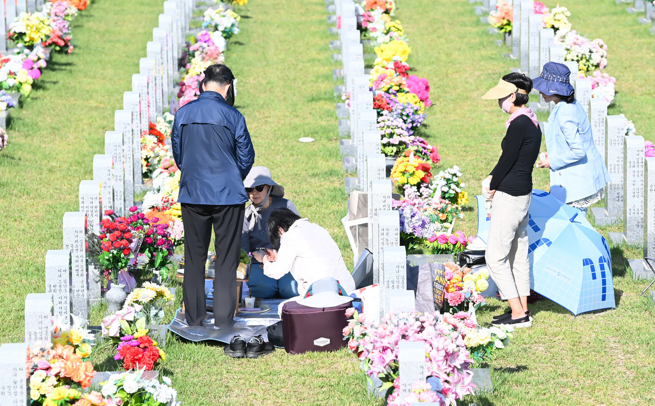 추석 연휴를 앞둔 30일 국립대전현충원 묘역을 찾은 시민들이 성묘를 하고 있다. 김주형 기자 kjh2667_@cctoday.co.kr