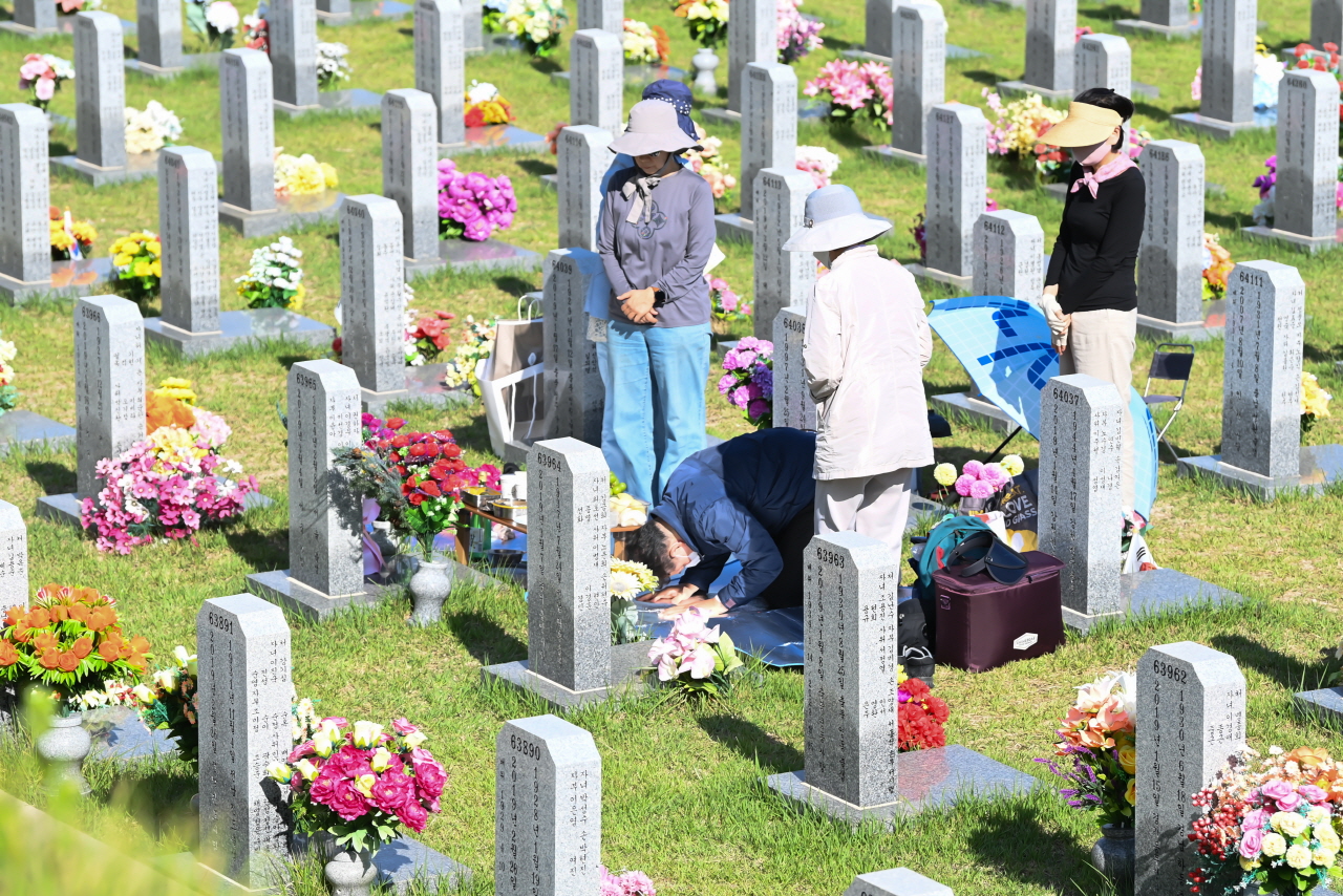 추석 연휴를 앞둔 30일 국립대전현충원 묘역을 찾은 시민들이 성묘를 하고 있다. 김주형 기자 kjh2667_@cctoday.co.kr