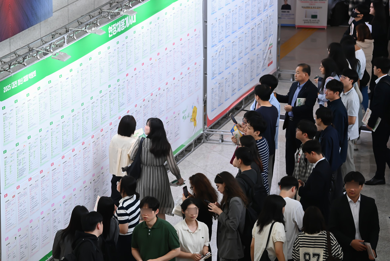 30일 대전시청에서 열린 '2025 대전 청년채용박람회'를 찾은 청년 구직자들이 채용게시대를 보며 구직정보를 확인하고 있다. 김주형 기자 kjh2667_@cctoday.co.kr