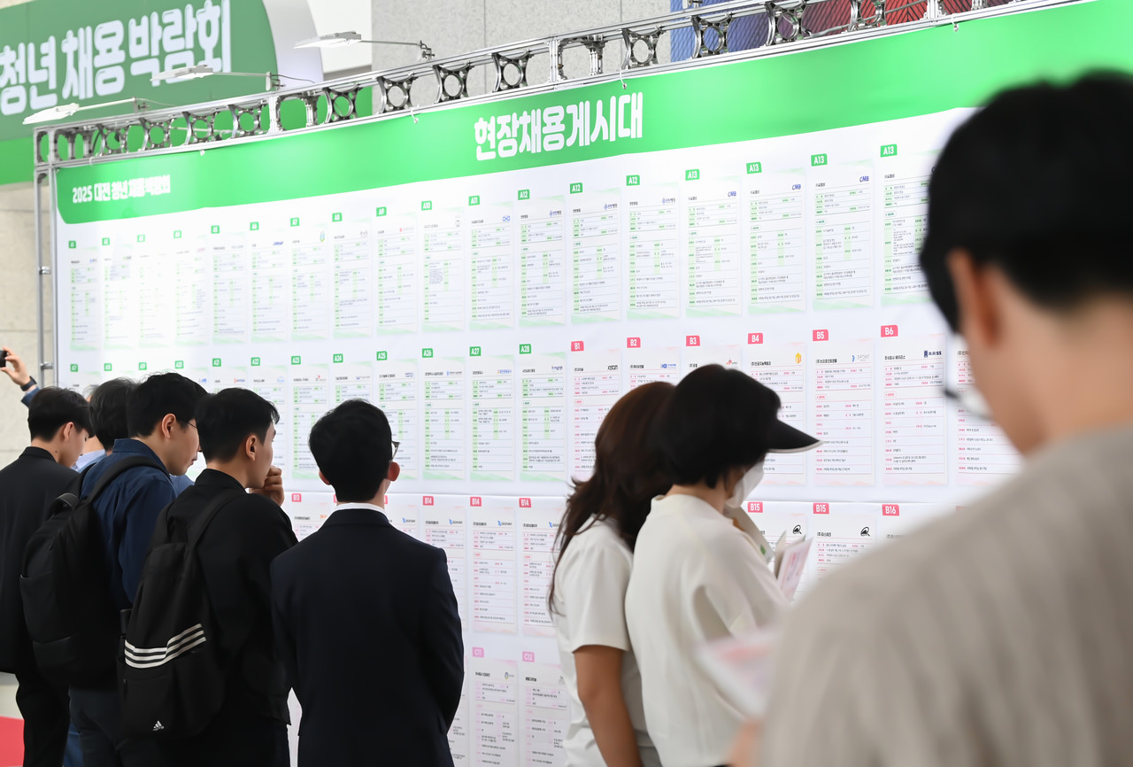 30일 대전시청에서 열린 '2025 대전 청년채용박람회'를 찾은 청년 구직자들이 채용게시대를 보며 구직정보를 확인하고 있다. 김주형 기자 kjh2667_@cctoday.co.kr