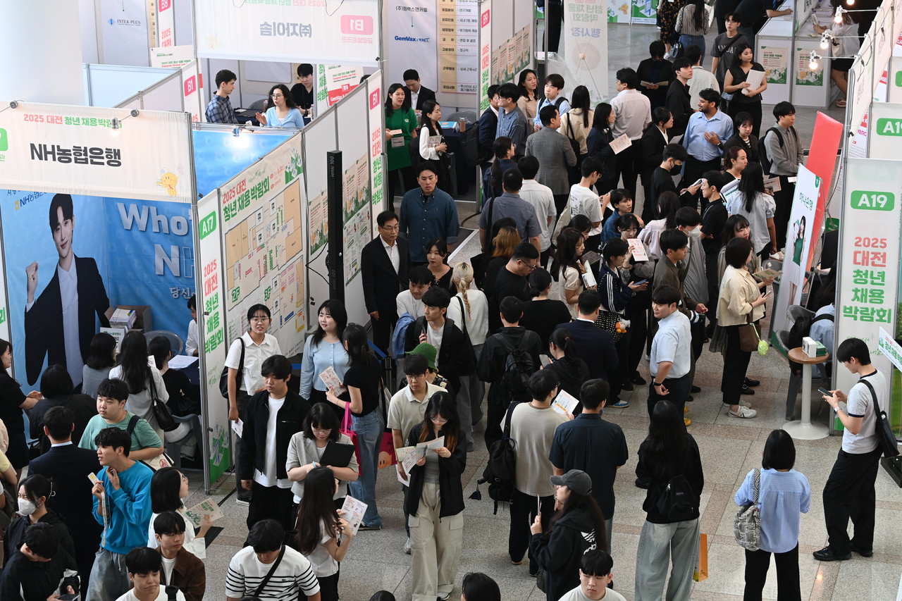 30일 대전시청에서 열린 2025 대전 청년채용박람회장이 구직을 희망하는 청년 구직자들로 북적이고 있다. 김주형 기자 kjh2667_@cctoday.co.kr