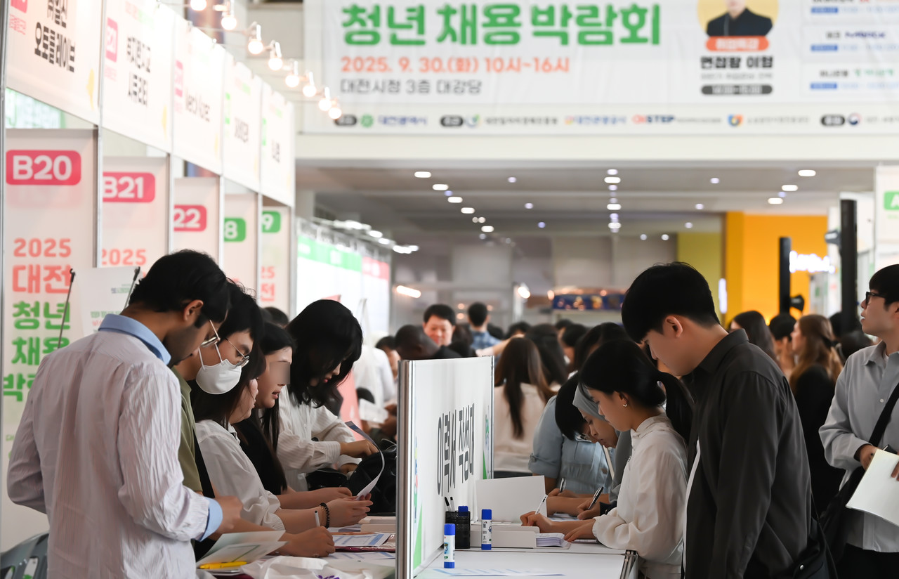 30일 대전시청에서 열린 2025 대전 청년채용박람회장이 구직을 희망하는 청년 구직자들로 북적이고 있다. 김주형 기자 kjh2667_@cctoday.co.kr