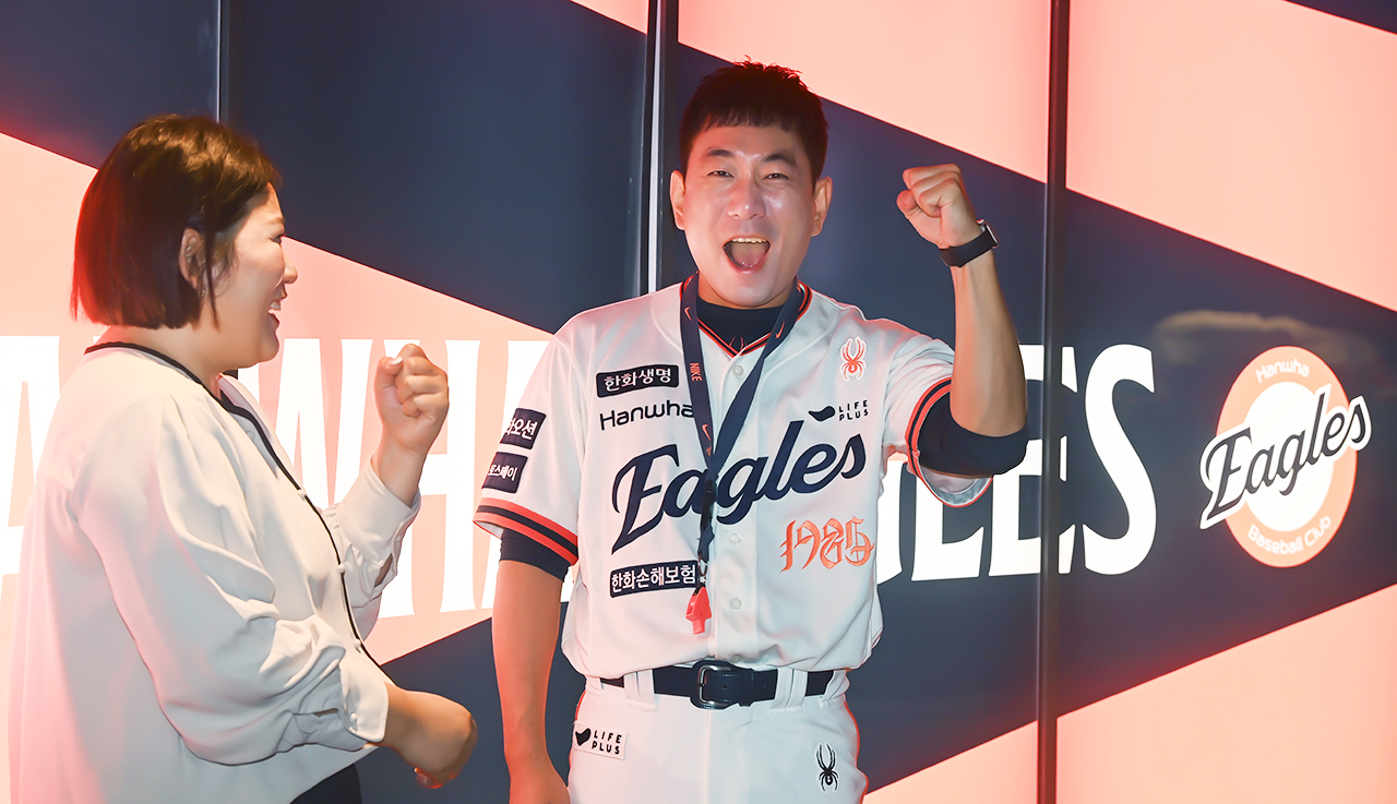 정유정 충청투데이 편집국 부국장과 홍창화 한화 이글스 응원단장이 28일 대전한화생명볼파크에서 대담을 하고 있다. 김주형 기자 kjh2667_@cctoday.co.kr