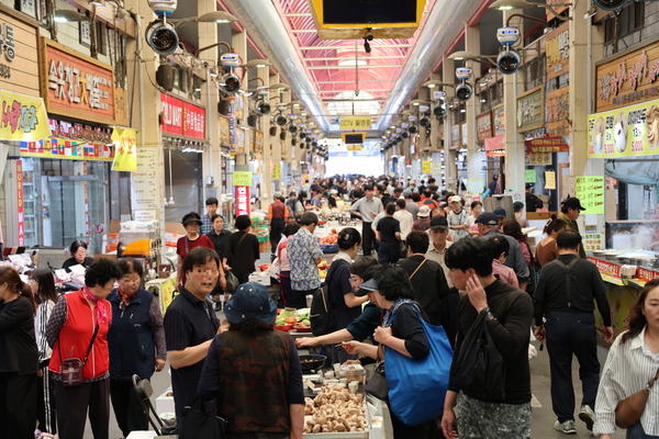 ▲ 추석을 닷새 앞둔 1일 오후 청주시 육거리종합시장을 찾은 시민들이 제수용품 등을 구입하고 있다. 이날 육거리시장은 시민들로 북적여 활기를 었다. 한편 한국물가협회가 올해 추석 차례상 비용을 최근 조사한 결과 전통시장 기준 전국 평균 가격은 28만 4010원으로 집계됐다. 전통시장 차례상 비용은 대형마트 전국 평균 37만 3540원보다 24%(8만 9530원) 적었다. 사진=송휘헌 기자