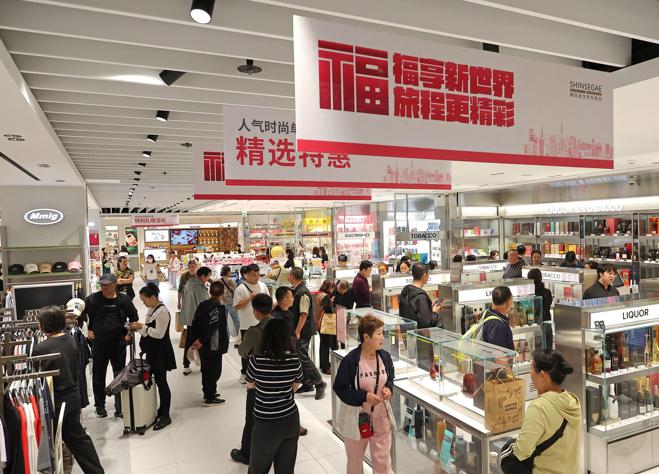 중국 단체관광객 무비자 입국 정책에 따라 주요 유통 매장들이 관광객 수요에 맞춘 행사 및 제품들을 준비하는 가운데 30일 서울 중구 신세계면세점 명동점에 '복(福)' 글자가 들어간 매장 홍보 문구가 걸려 있다. 사진=연합뉴스.
