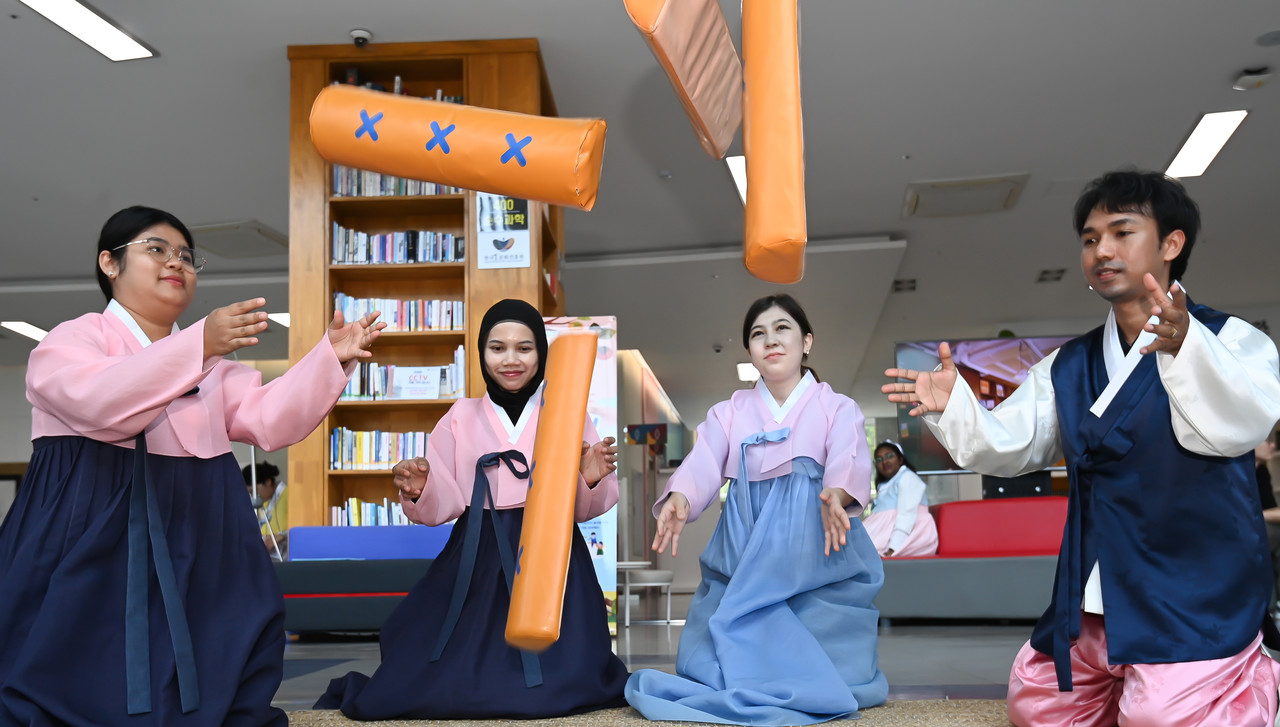 추석 명절을 앞둔 1일 대전 중구 한국효문화진흥원에서 전통예절체험이 열려 참가한 외국인 대학생들이 한복을 곱게 차려 입고 윷놀이를 하고 있다. 김주형 기자 kjh2667_@cctoday.co.kr