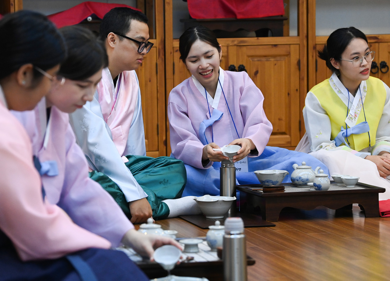추석 명절을 앞둔 1일 대전 중구 한국효문화진흥원에서 전통예절체험이 열려 참가한 외국인 대학생들이 한복을 곱게 차려 입고 다례체험을 하고 있다. 김주형 기자 kjh2667_@cctoday.co.kr