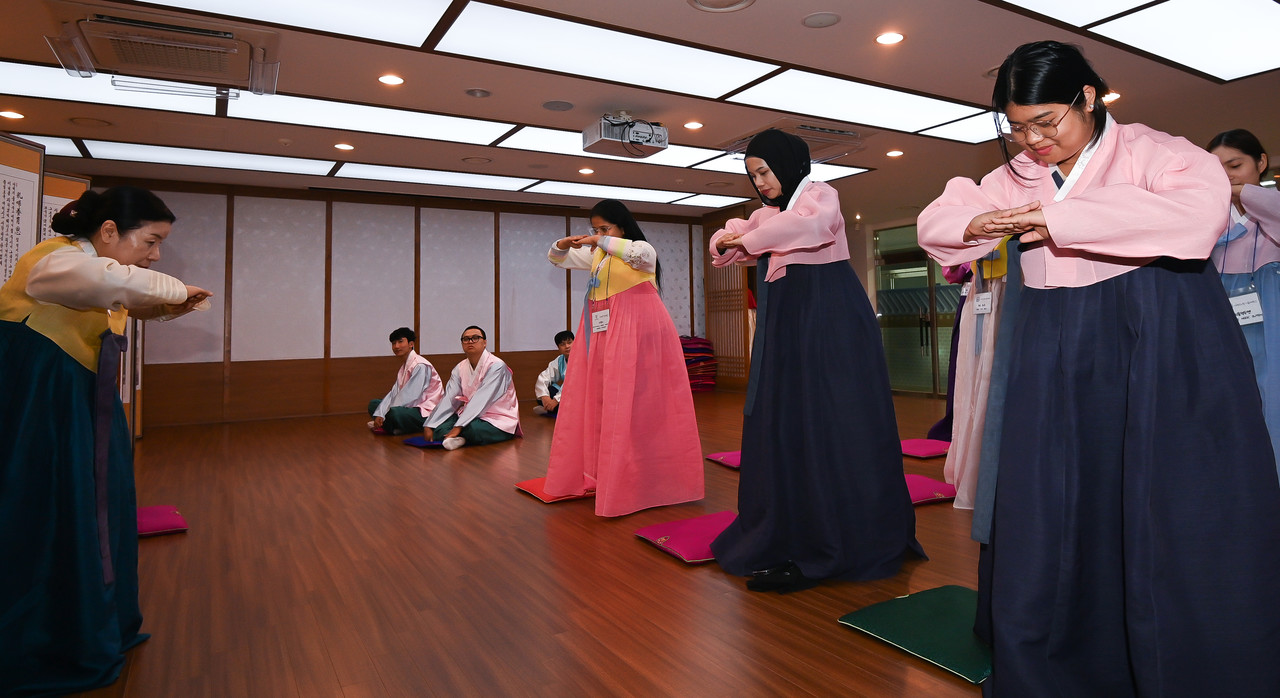 추석 명절을 앞둔 1일 대전 중구 한국효문화진흥원에서 전통예절체험이 열려 참가한 외국인 대학생들이 한복을 곱게 차려 입고 예절교육을 받고 있다. 김주형 기자 kjh2667_@cctoday.co.kr