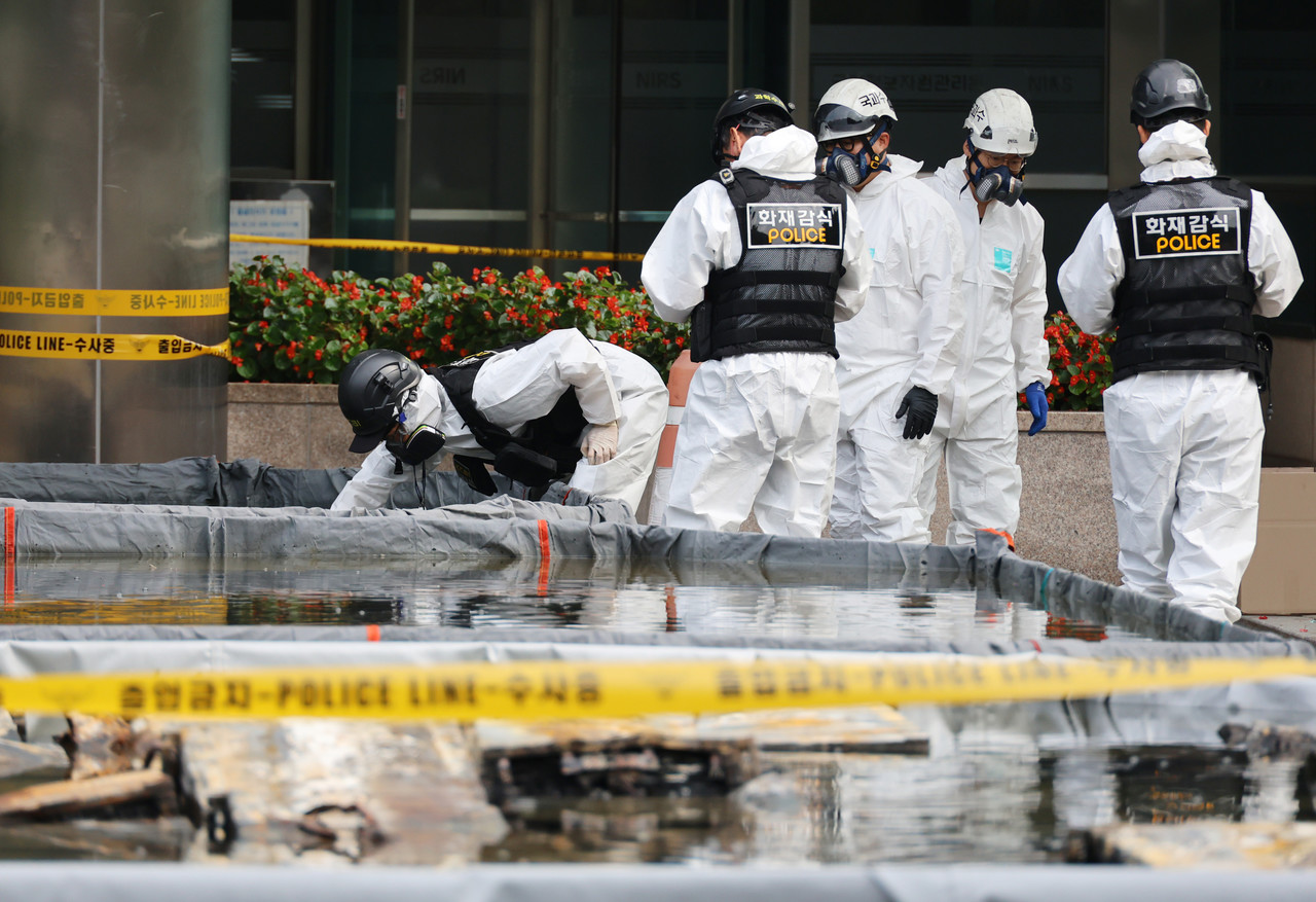 30일 오전 대전 유성구 국가정보자원관리원(국정자원) 화재 현장에서 감식 관계자들이 불이 붙었던 무정전·전원 장치(UPS)용 리튬이온배터리의 상태를 살피고 있다.앞서 지난 26일 정부 전산시스템이 있는 국정자원에서 리튬이온배터리 화재가 발생해 정부 전산 서비스가 대규모로 마비된 바 있다. 2025.9.30 사진=연합뉴스. 