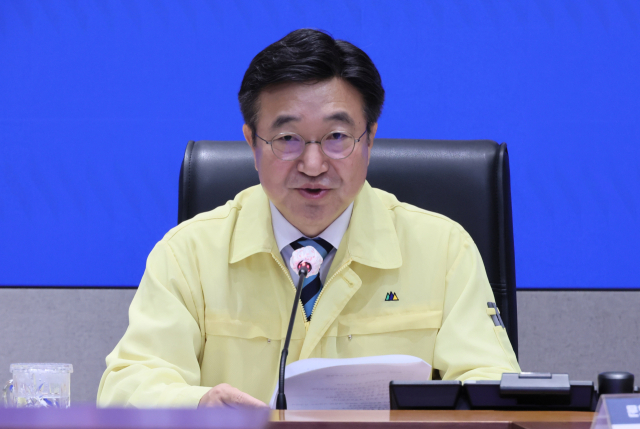 윤호중 행정안전부 장관이 3일 서울 종로구 정부서울청사에서 국가정보자원관리원 행정정보 시스템 화재 관련 중앙재난안전대책본부 9차 회의를 주재하고 있다. 연합뉴스 제공