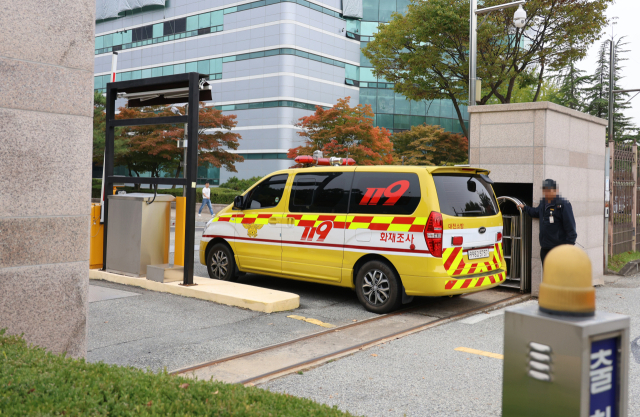 대전 유성구 국가정보자원관리원(국정자원) 화재를 수사하는 대전경찰청 전담수사팀이 2일 오전 국정자원 압수수색에 돌입한 가운데, 소방 화재조사차가 국정자원 내부로 들어가고 있다. 지난달 26일 정부 전산시스템이 있는 국정자원에서 리튬이온배터리 화재가 발생해 정부 전산 서비스가 대규모로 마비된 바 있다. 연합뉴스 제공