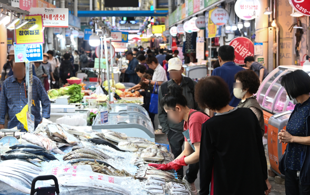 추석 연휴가 시작된 3일 대전 동구 중앙시장에 제수용품을 구매하려는 시민들로 북적이고 있다. 김주형 기자 kjh2667_@cctoday.co.kr