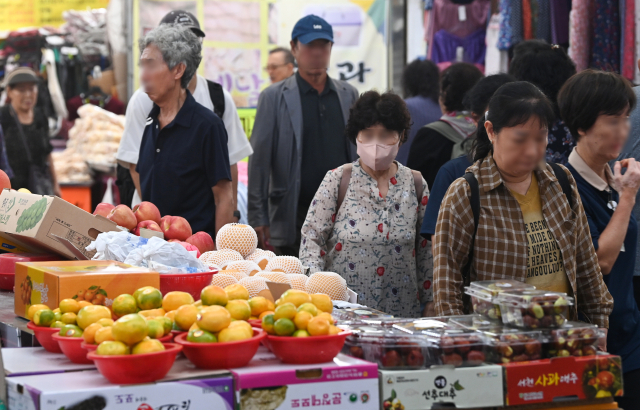 추석 연휴가 시작된 3일 대전 동구 중앙시장에 제수용품을 구매하려는 시민들로 북적이고 있다. 김주형 기자 kjh2667_@cctoday.co.kr