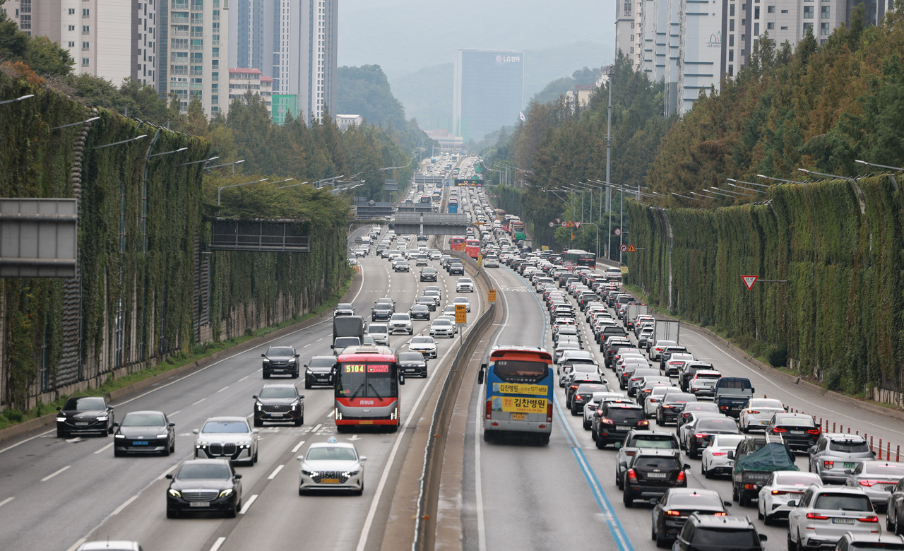 추석 연휴 첫날인 3일 경부고속도로 서울 잠원나들목 인근 하행선이 정체를 빚고 있다. 2025.10.3 사진=연합뉴스.
