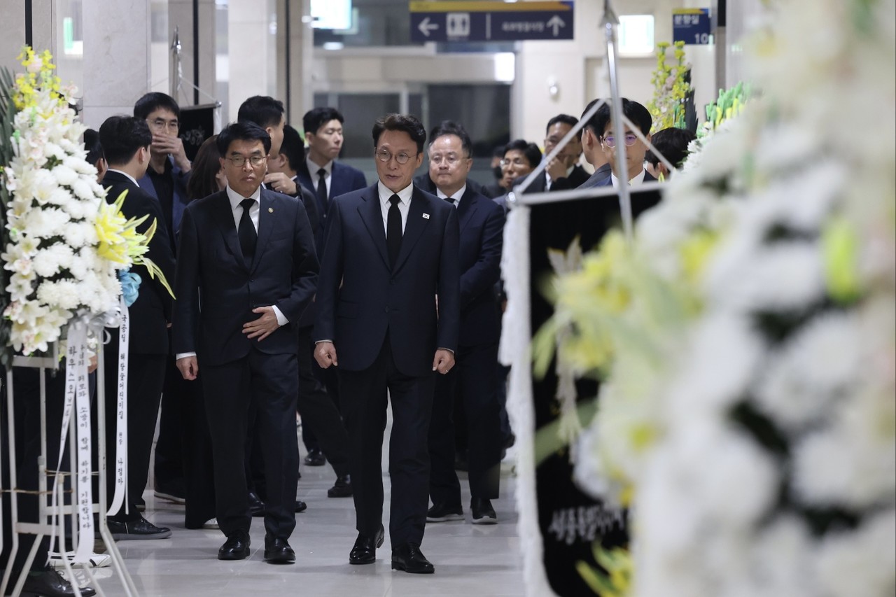 김민석 국무총리가 3일 세종시의 한 장례식장에 마련된 국가전산망 담당 행정안전부 공무원 빈소를 찾아 조문하고 있다. 2025.10.3 [총리실 제공. 재판매 및 DB 금지]