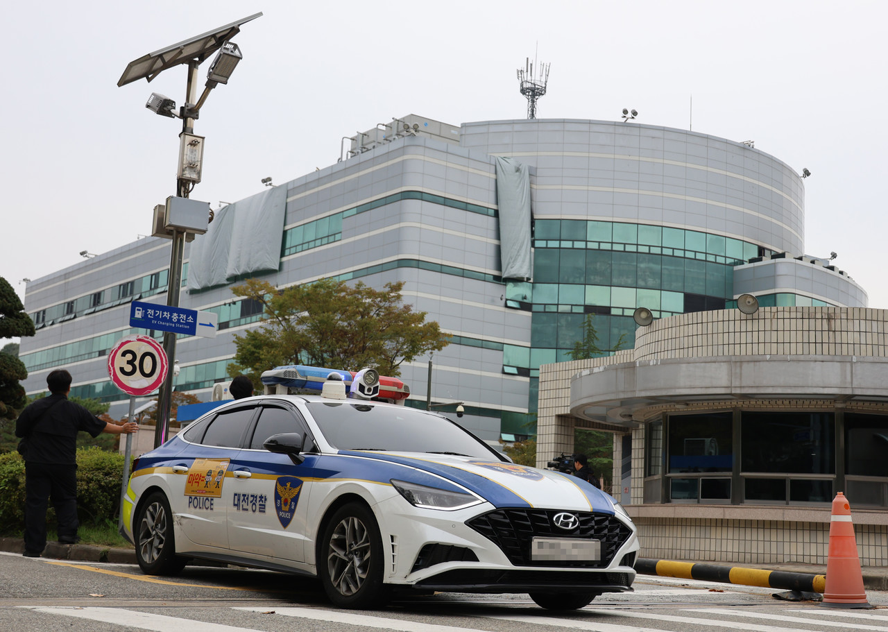 대전 유성구 국가정보자원관리원(국정자원) 화재를 수사하는 대전경찰청 전담수사팀이 2일 오전 국정자원 압수수색에 돌입했다.지난달 26일 정부 전산시스템이 있는 국정자원에서 리튬이온배터리 화재가 발생해 정부 전산 서비스가 대규모로 마비된 바 있다. 2025.10.2 사진=연합뉴스. 