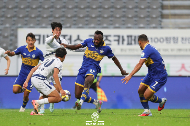 4일 오후 이순신종합운동장에서 치러진 하나은행 K리그2 2025 32라운드 충남아산FC와 충북청주FC의 경기는 득점 없이 무승부로 끝났다. 충남아산 은고이(오른쪽 두번째)가 슈팅을 하는 모습. 한국프로축구연맹 제공.