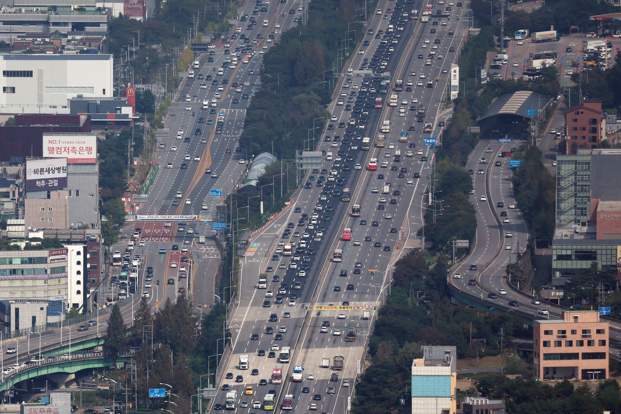 추석 연휴를 하루 앞둔 2일 경찰청 헬기에서 바라본 경기도 용인시 신갈분기점 인근 경부고속도로에서 차량이 오가고 있다. 2025.10.2 [항공촬영협조 = 서울경찰청 항공대 김두수 경감, 심동국 경위] 사진=연합뉴스.