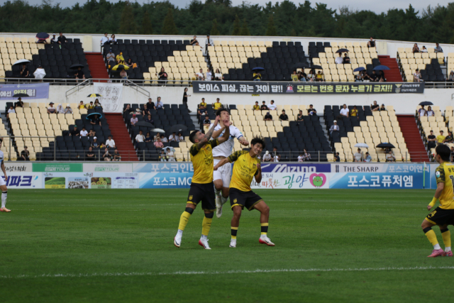 천안시티FC가 5일 오후 광양전용구장에서 치러진 ‘하나은행 K리그2 2025’ 32라운드 전남드래곤즈와의 경기에서 1대 4로 패했다. 천안 이광진이 전남 선수들과 함께 공중볼 경합을 하고 있다. 한국프로축구연맹 제공.