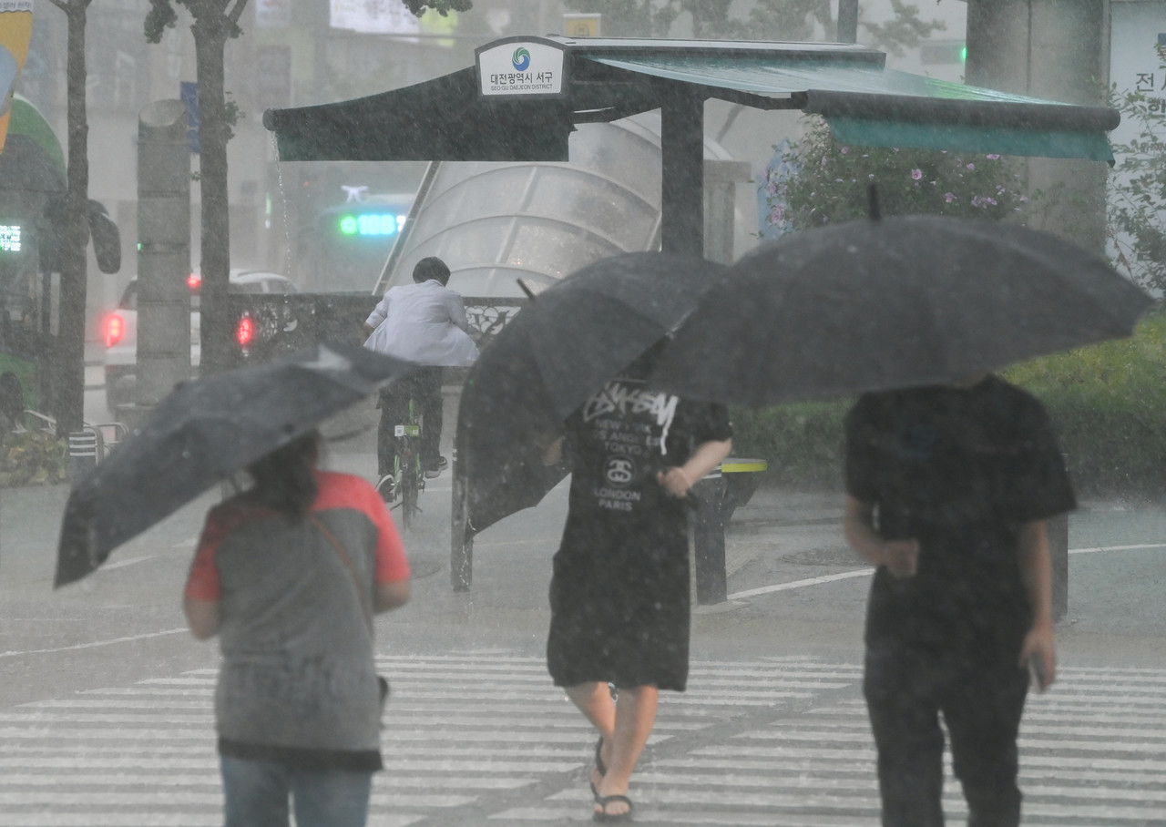 비가 내린 14일 대전 서구 일대에서 우산을 쓴 시민들이 발걸음을 재촉하고 있다. 김주형 기자 kjh2667_@cctoday.co.kr
