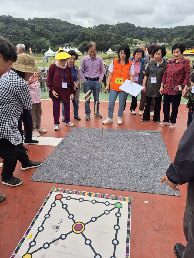 어르신들의 흥겨운 윷놀이 모습.사진=김익환 기자