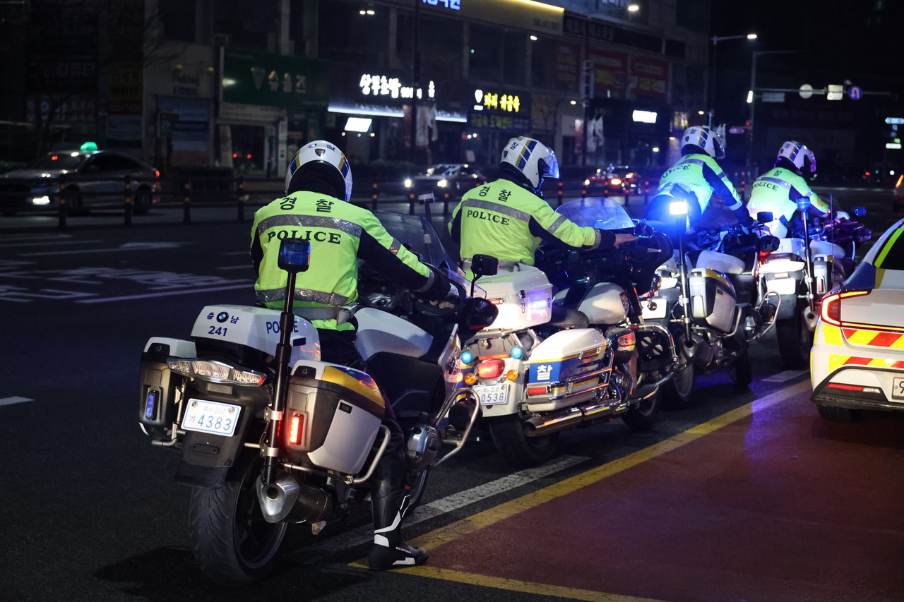 2025년 3월 1일 오전 천안 동남구 신부동 일대에 폭주 행위가 벌어진 가운데 경찰이 단속에 나서고 있다. 2025.3.1 사진=연합뉴스.