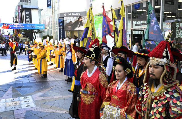 지난해 열린 세종대왕과 초정약수축제에서 선보인 어가행렬 모습. 청주예총 제공