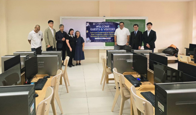 지난 9일 필리핀 카비테 지역에 있는 세인트 카르멘 살레스 학교에서 진행된 ‘코레일 노사, 교육용 컴퓨터 및 기자재 전달식’ 행사사진.코레일 제공