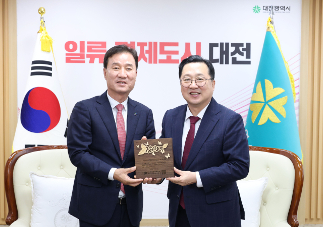 윤태연 대한전문건설협회 대전시회장이 10일 대전시청 접견실에서 이장우 대전청년내일재단 이사장(대전시장)으로부터 감사패를 받은 뒤 기념촬영을 하고 있다. 대전시회 제공