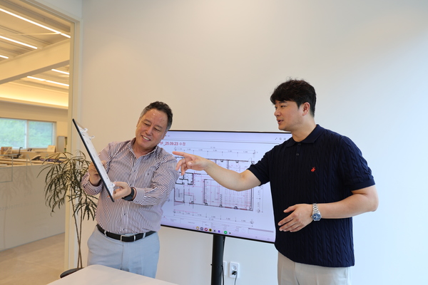 ▲ 이대영(오른쪽) ‘(주)디자인한다’ 대표가 여명구 충청투데이 사장에게 인테리어 도면을 설명하고 있다.  사진=김진로 기자
