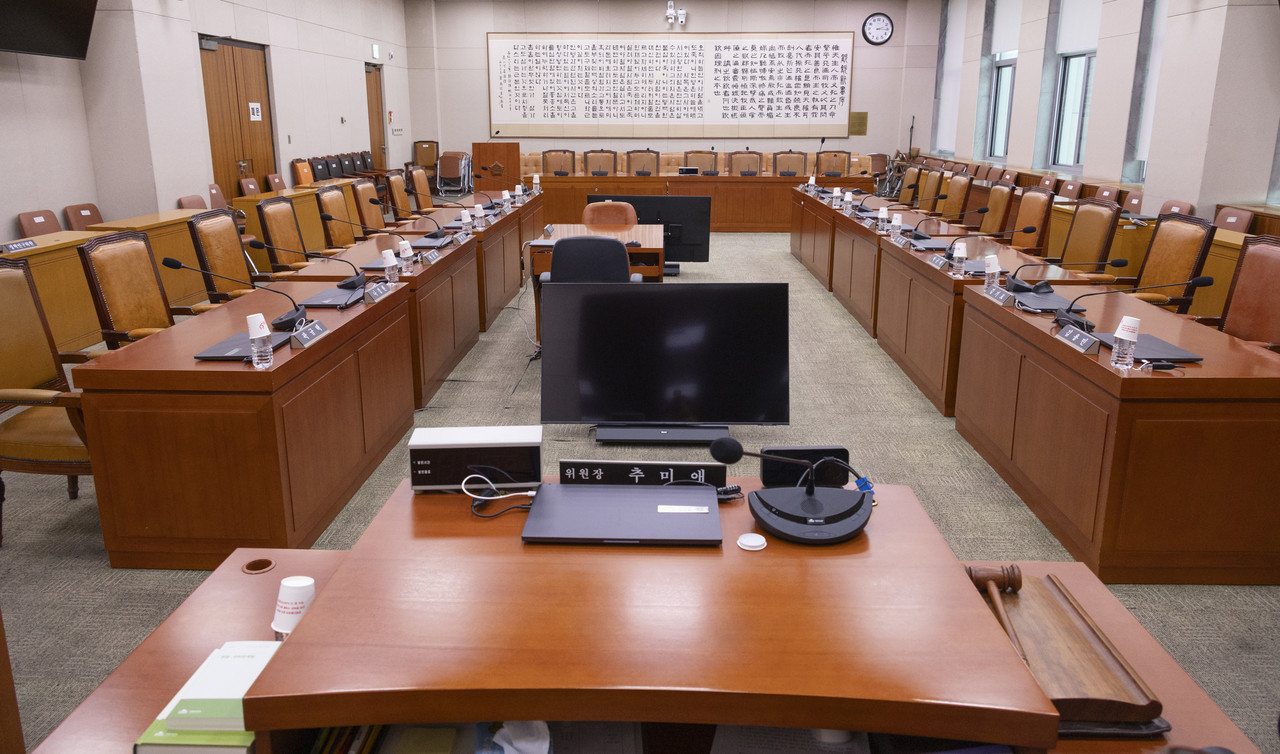 2025년 국정감사가 하루 앞으로 다가온 12일 서울 여의도 국회 법제사법위원회 국정감사가 열릴 전체 회의장이 공개돼 있다. 사진=연합뉴스.