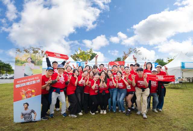 1만 명이 참여한 마라톤에서 '헤모힘 샷' 인기를 끌었다.