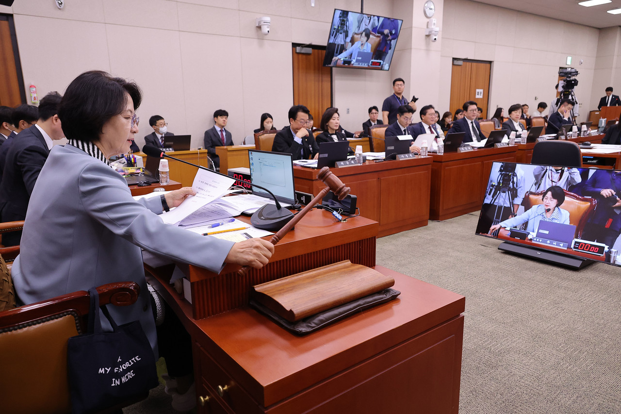 13일 서울 여의도 국회에서 열린 대법원 등에 대한 법제사법위원회 국정감사에서 추미애 법사위원장이 의사봉을 두드리고 있다. 2025.10.13 사진=연합뉴스.