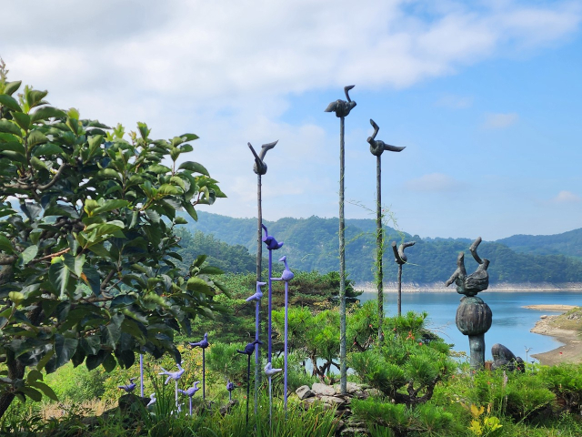 제천 솟대문화공간에 설치된 작품들. 제천시 제공