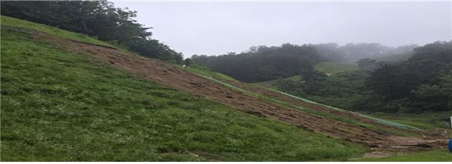 사적 국가유산인 충남 부여 나성이 2025년 7월 호우로 일부 사면의 유실 피해를 입은 모습. 국가유산청 제공