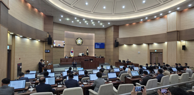 김강진 천안시의회 의원이 15일 임시회 본회의 5분 발언에서 “학교폭력 등의 문제가 있는 학교의 교육경비를 전액 삭감해야 한다”고 주장했다. 제283회 임시회 본회의 진행 모습. 사진=박동혁 기자.