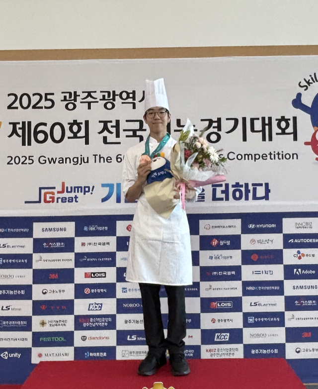 세종미래고등학교 베이커리카페과 정기훈 학생(1학년)이 ‘2025 제60회 전국기능경기대회’ 제빵 직종에서 동메당을 수상하는 영예를 안았다. 세종교육청 제공