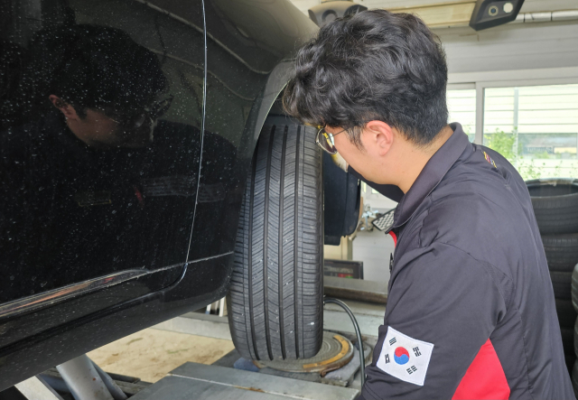 타이어 상태 점검 진행 모습.타이어뱅크 제공