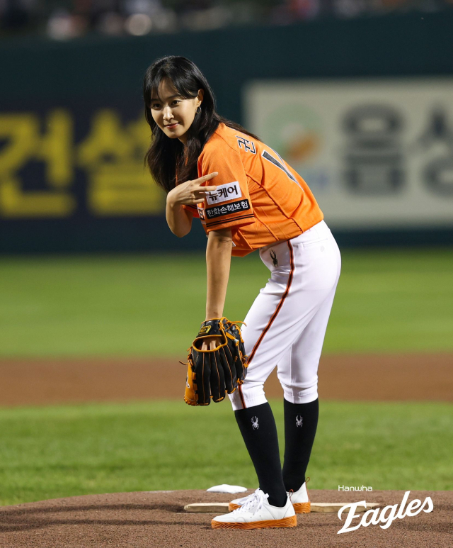 <b>한화</b> 플레이오프 시구자, 배우 김재욱·소녀시대 유리