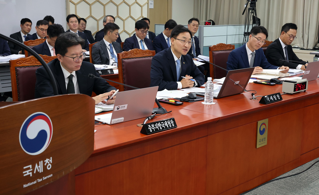 임광현 국세청장이 16일 정부세종청사 국세청에서 열린 국회 기획재정위원회 국정감사에서 의원들의 질의에 답하고 있다. 2025.10.16 사진=연합뉴스. 