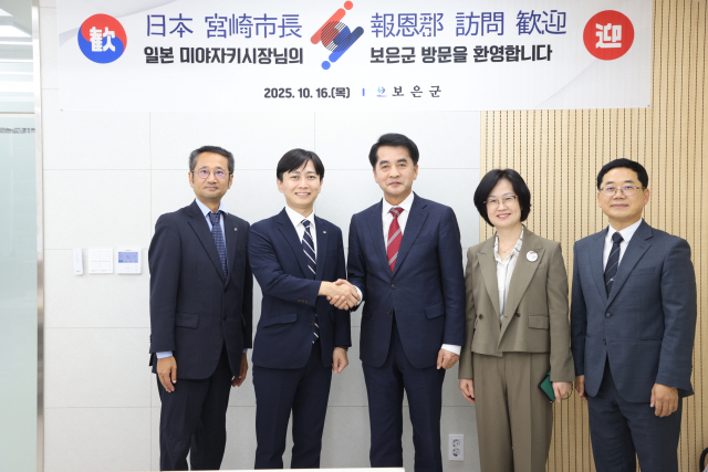 대한민국 대표 농특산물 축제인 2025 보은대추축제에 일본 자매도시 미야자키시 기요야마 토모노리 시장을 비롯한 대표단이 방문해 양 도시 간의 굳건한 우호 관계를 재확인하고 교류 확대 방안을 논의했다.(사진/보은군 제공)