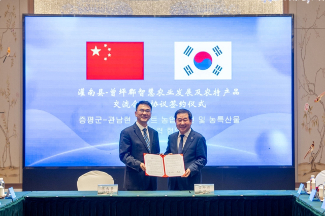 이재영 군수가 고참 관남현 현장과 ‘스마트농업 발전과 농·특산품 교류 활성화를 위한 업무를 협약하고 기념촬영을 하고 있다. 증평군 제공